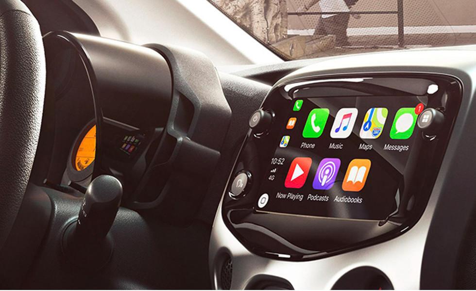 Auschnitt des neuen Toyota Aygo und Apple Car Play