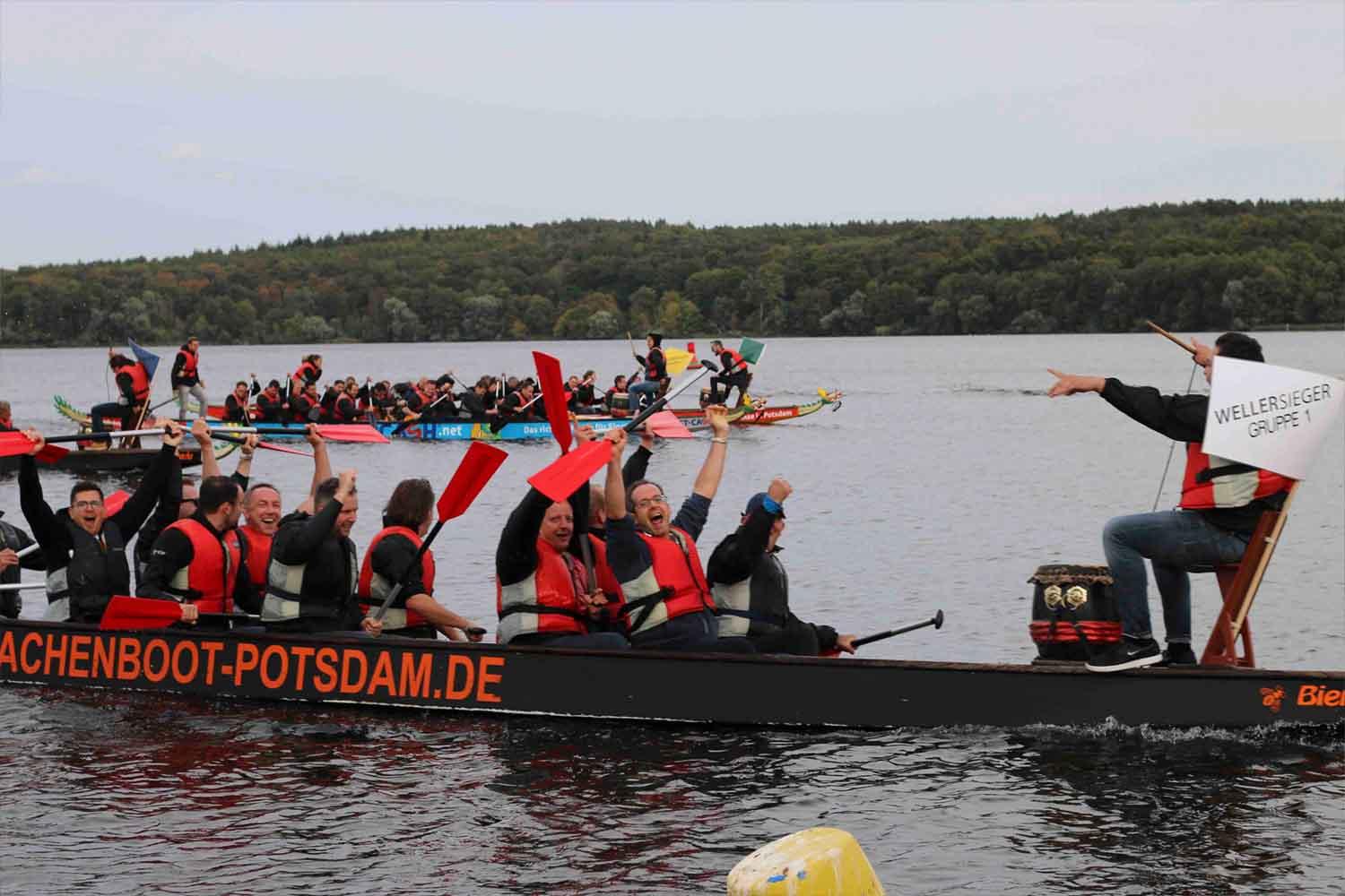 Die Sieger des Ruderbootrennens jubeln ausgelassen auf ihrem Boot